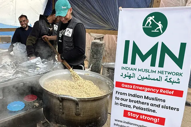 Indian Muslim Network serving rice bowls to families in Gaza
